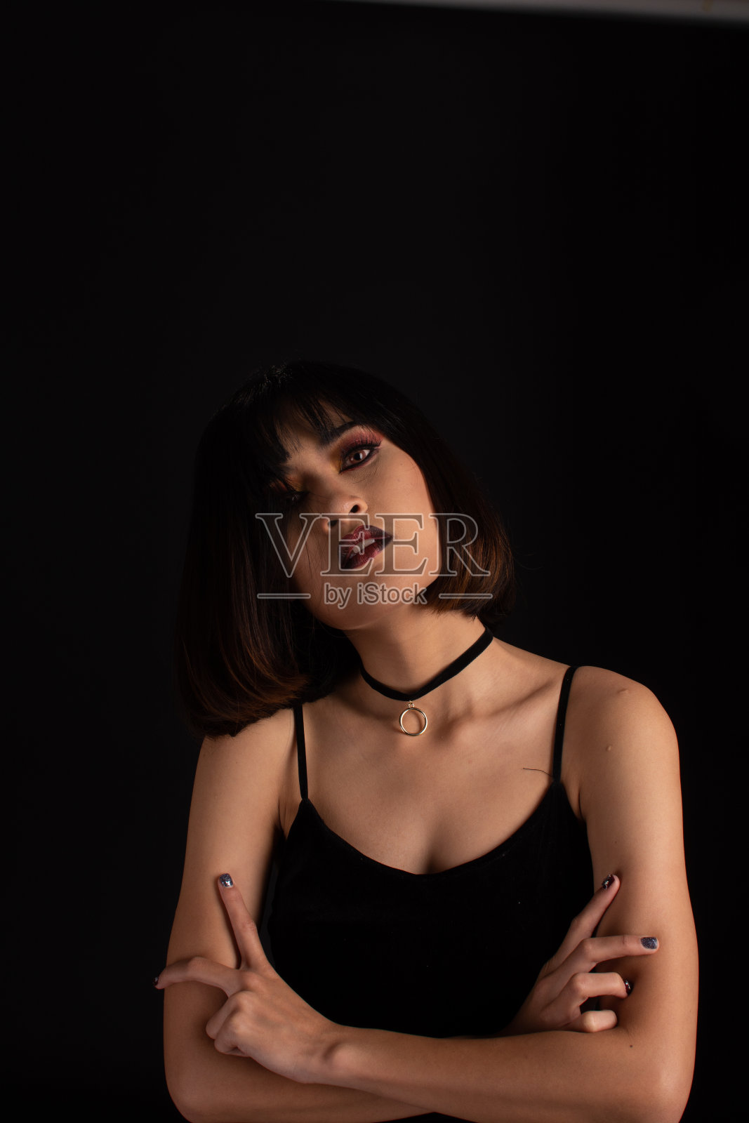 东南亚妇女与黑色背景上的黑色调化妆，肖像照片照片摄影图片