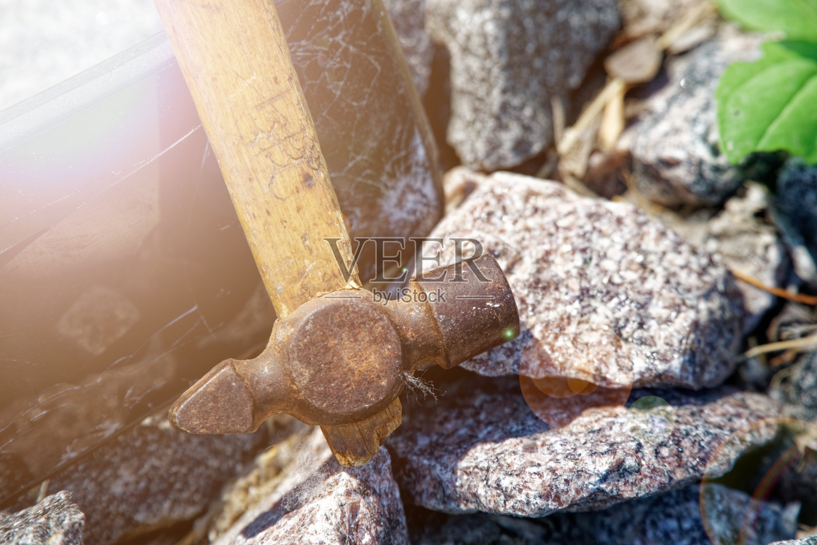 智能手机用锤子敲碎碎石玻璃。用和光束选择性聚焦照片摄影图片