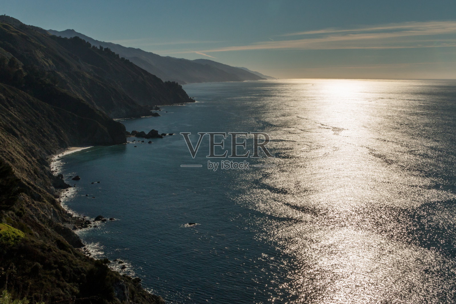 太阳在大苏尔海岸的太平洋上照片摄影图片