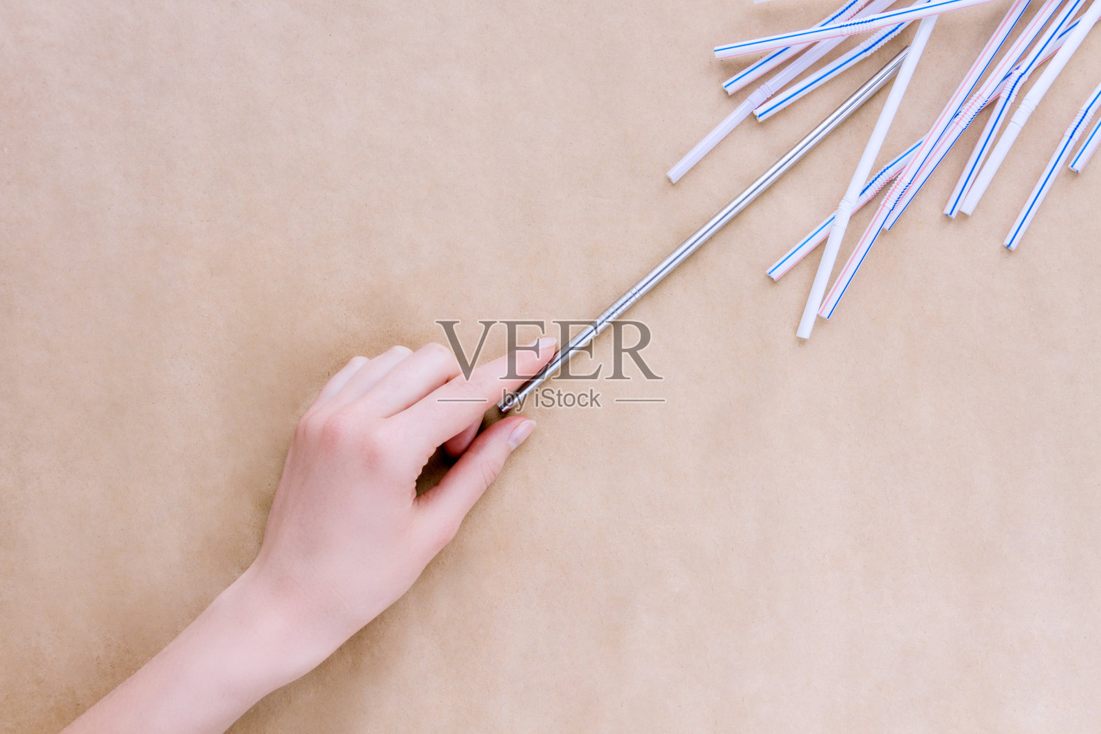 “零浪费”的概念。不锈钢可重用的吸管照片摄影图片