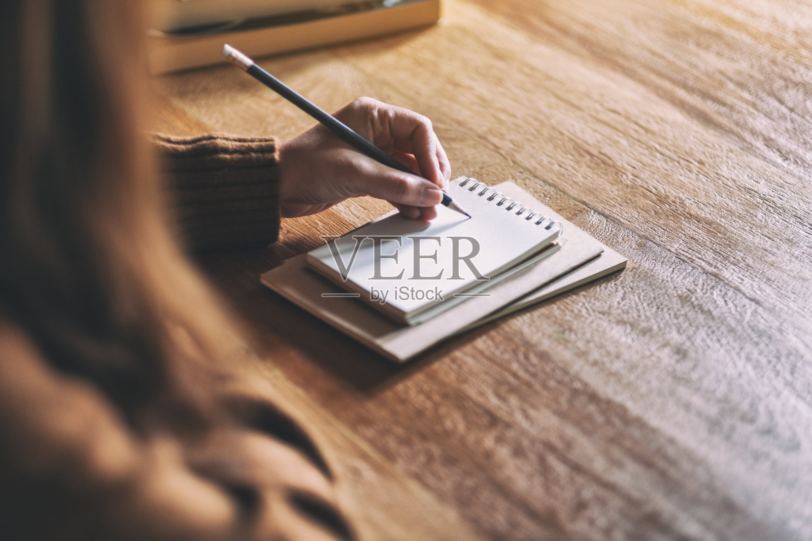 一个在空白笔记本上写字的女人照片摄影图片