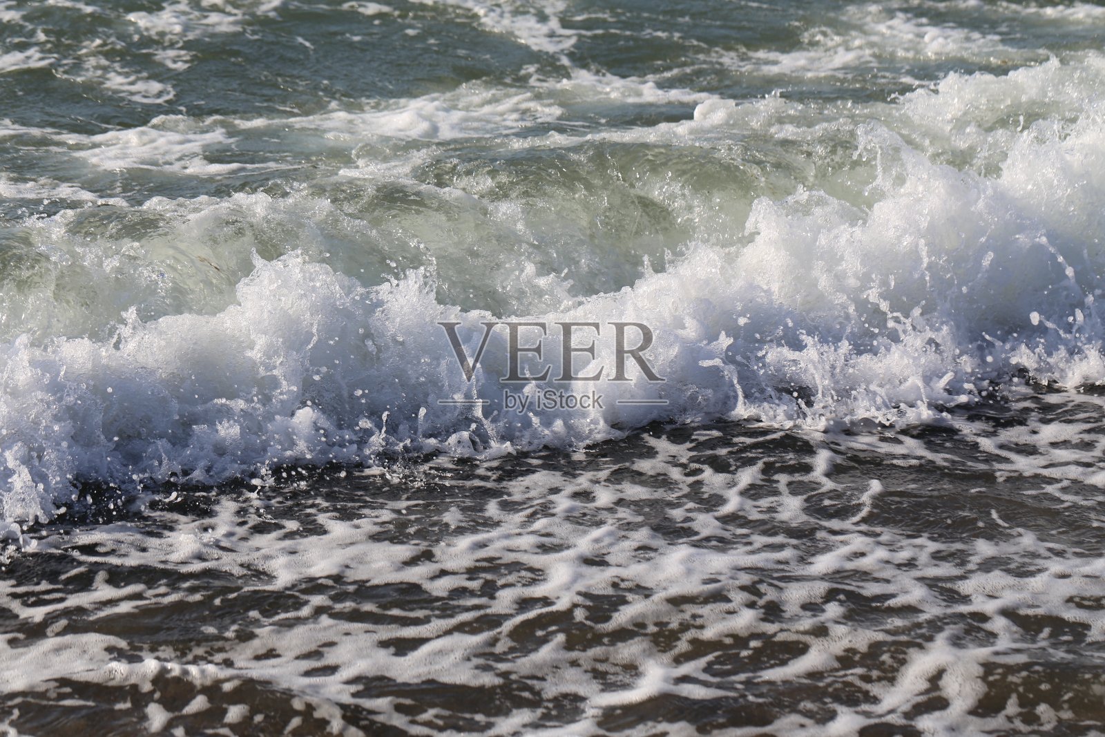 海滩上的波浪照片摄影图片