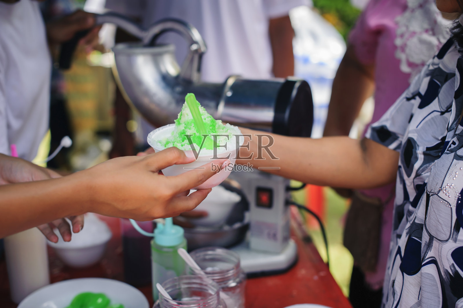 The Concept of Feeding: The poor have been sharing food from The kinder society to relief Hunger: The Social Concept of poor people sharing: Concept served free food to The poor .穷人分享食物的社会概念:为穷人提供免费食物的概念照片摄影图片
