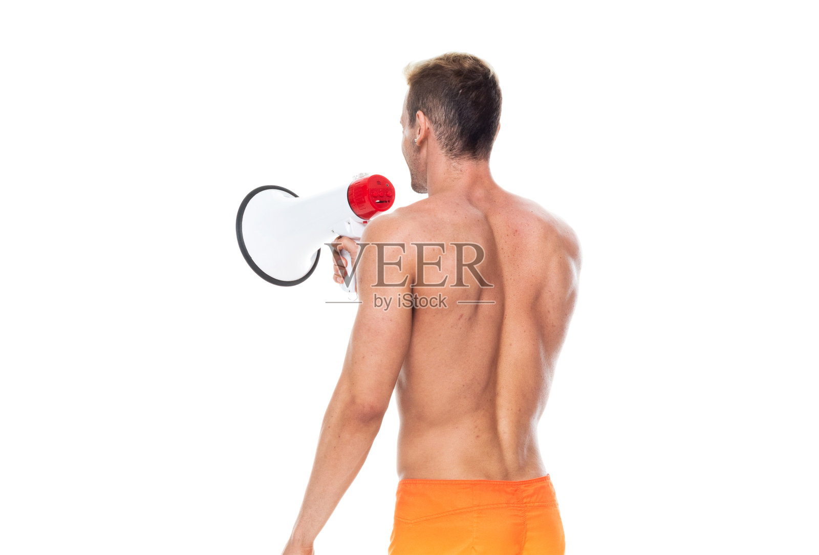 英俊的男子赤膊和穿着短裤-使用扩音器照片摄影图片