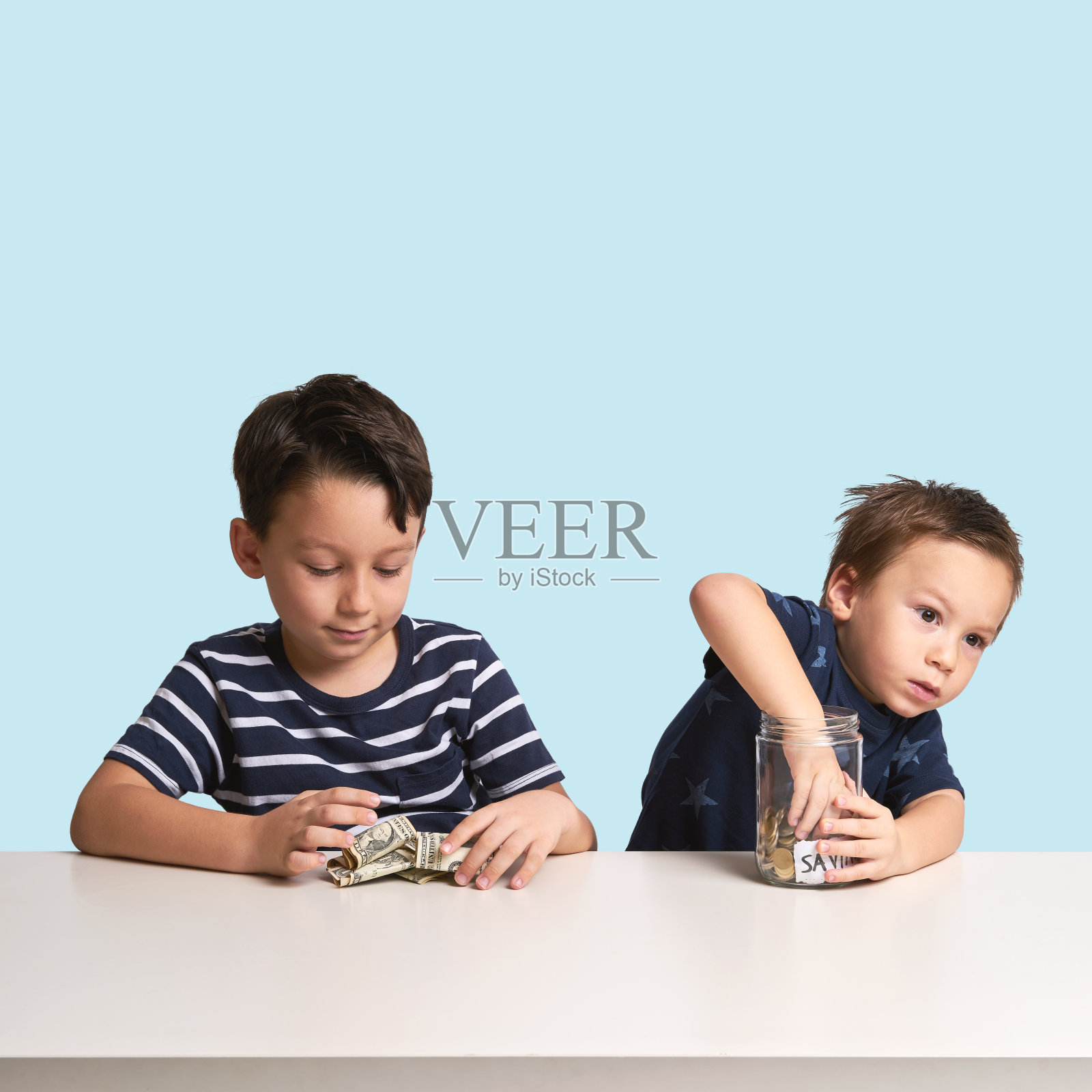 孩子们一起存钱照片摄影图片