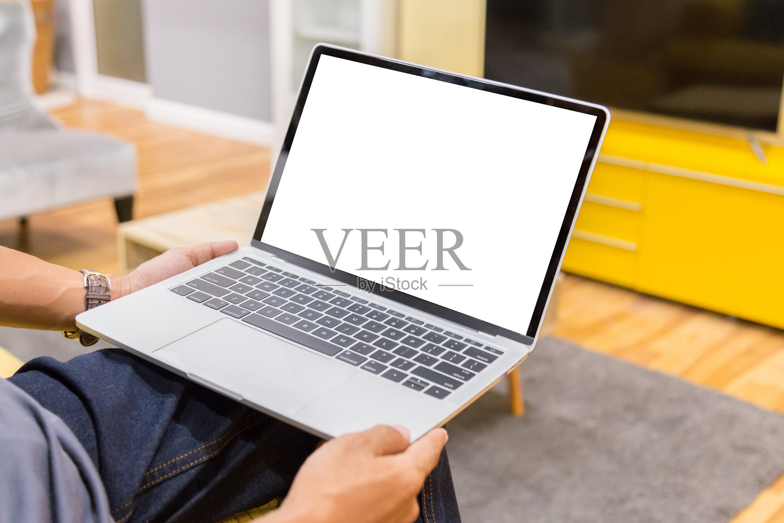 一个商人使用笔记本电脑的空白桌面屏幕在家里工作的模型图像照片摄影图片