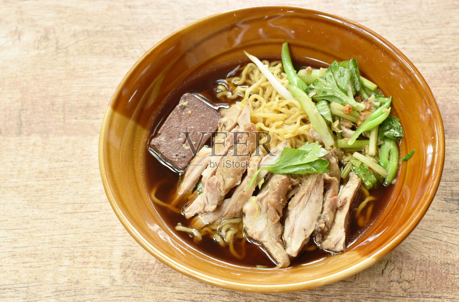 蛋面配水煮鸭汤照片摄影图片