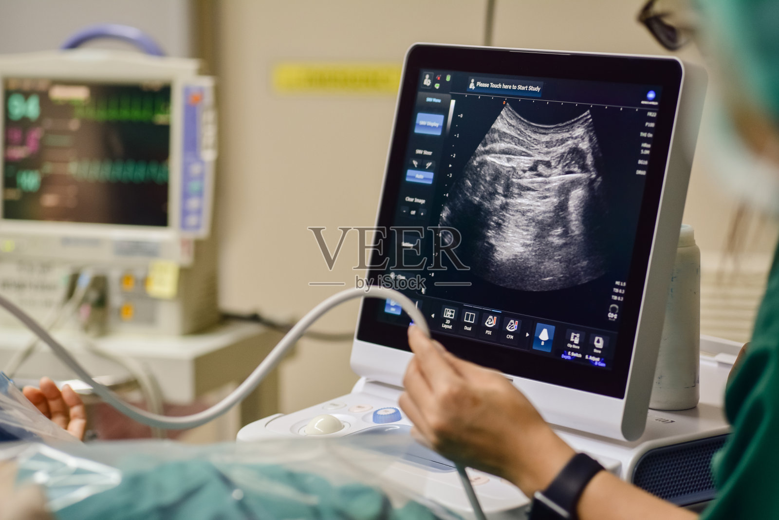 在手术室对病人进行手术局部麻醉的过程。照片摄影图片