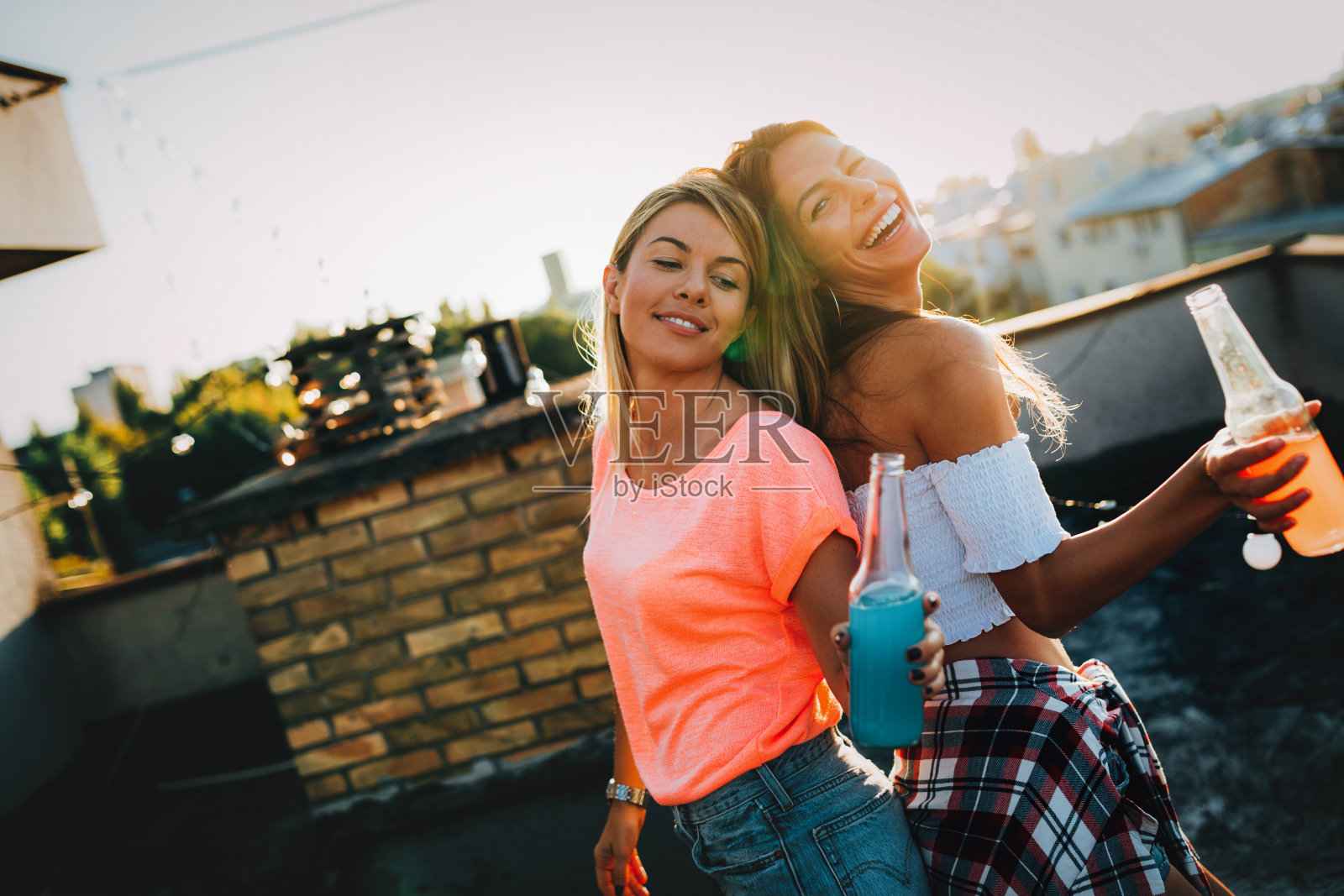 一群年轻人在一个夏日聚会上玩，在日落时分照片摄影图片