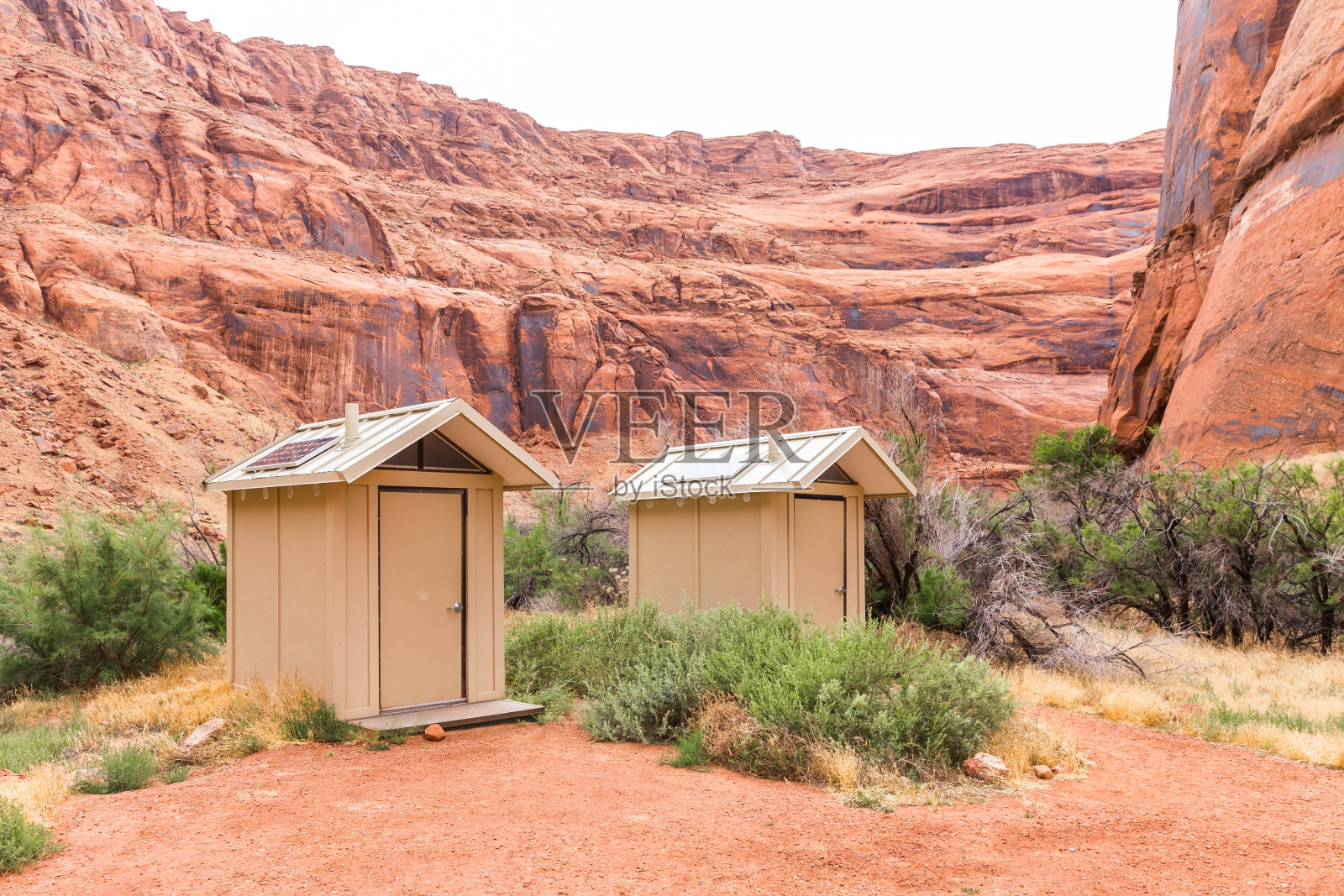 美国犹他州的红峡谷国家公园里的厕所装有太阳能电池板照片摄影图片