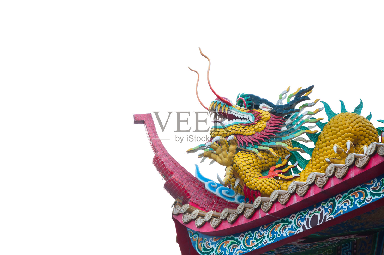 白色背景下神殿屋顶上的龙雕像照片摄影图片
