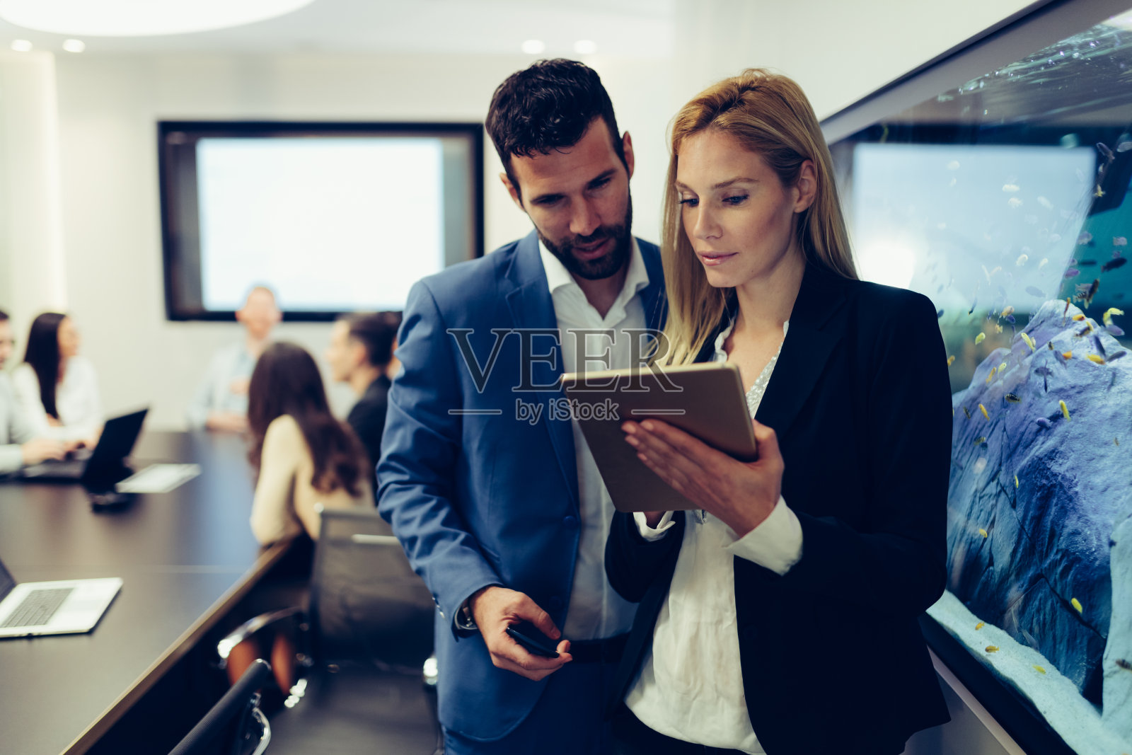 商务人士在办公室使用平板电脑时讨论照片摄影图片