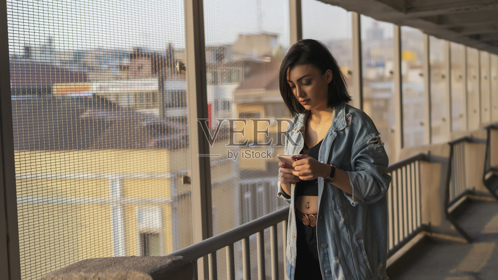 女人用手机看镜头照片摄影图片