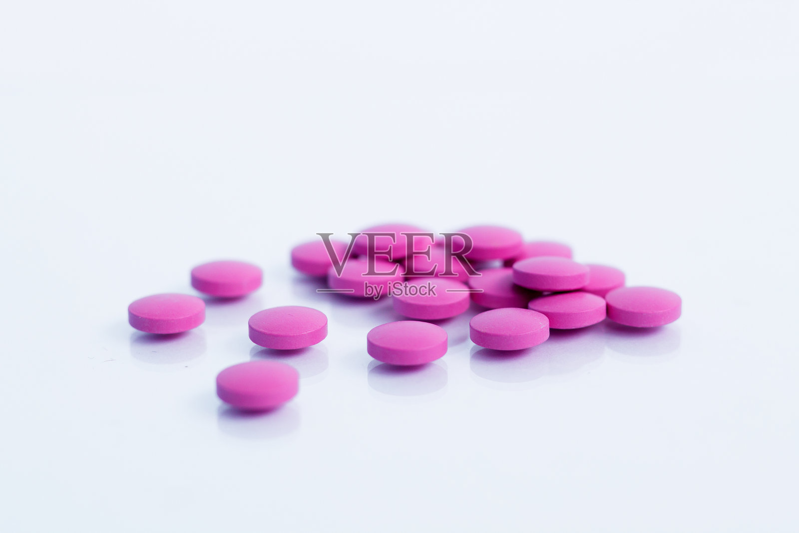 红色药丸孤立在白色背景反射照片摄影图片