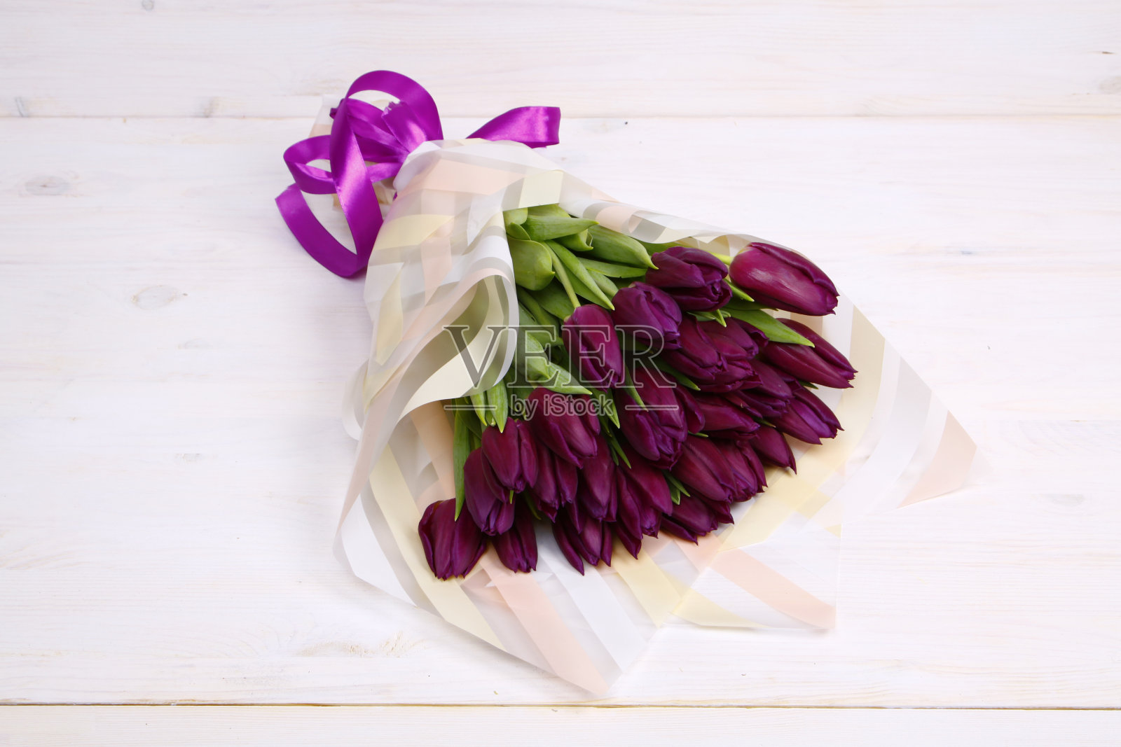 木质背景上的郁金香花束照片摄影图片