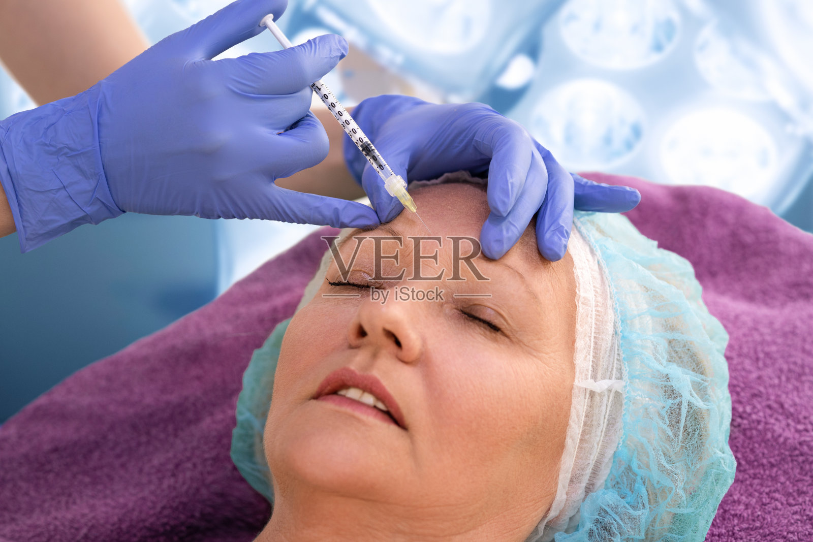 老夫人想去掉她的皱纹照片摄影图片