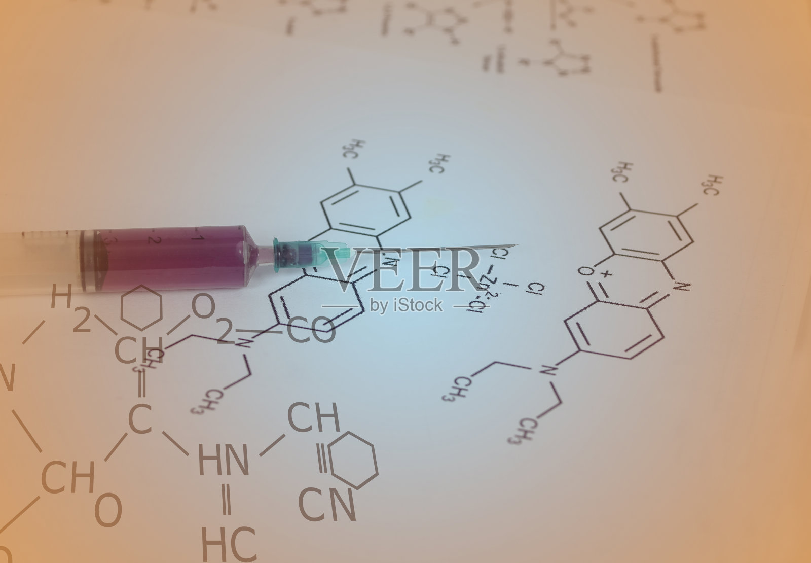 注射器中的红色溶液和化学配方背景，科学概念。照片摄影图片