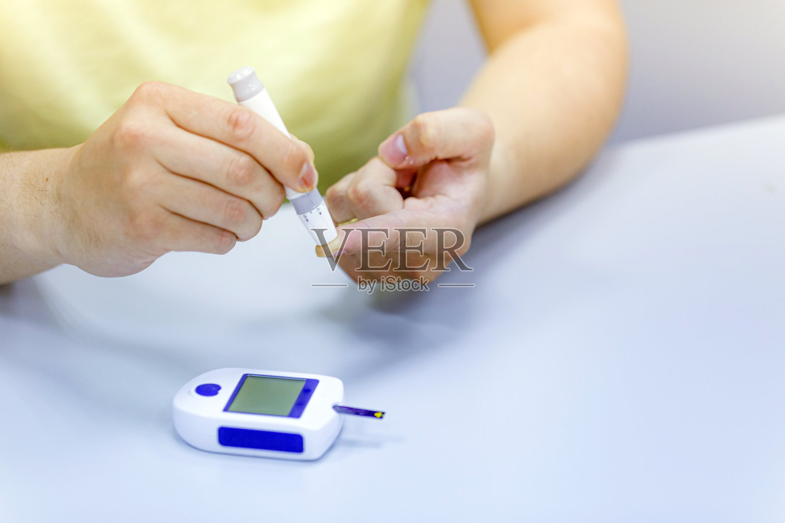 做血液测试照片摄影图片