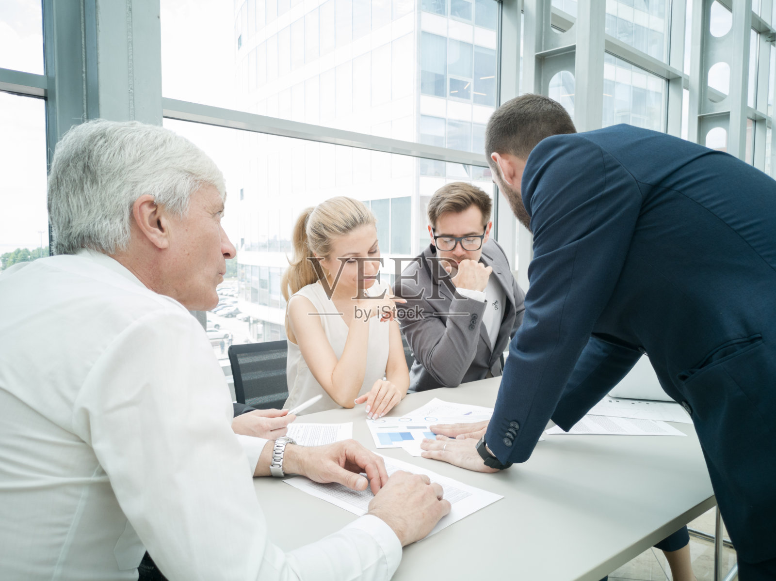 商业人士讨论图表照片摄影图片