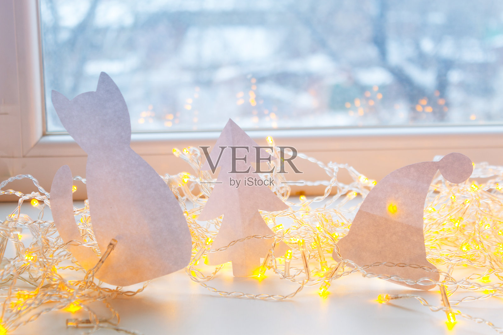 冬天用蜡烛和花环装饰照片摄影图片