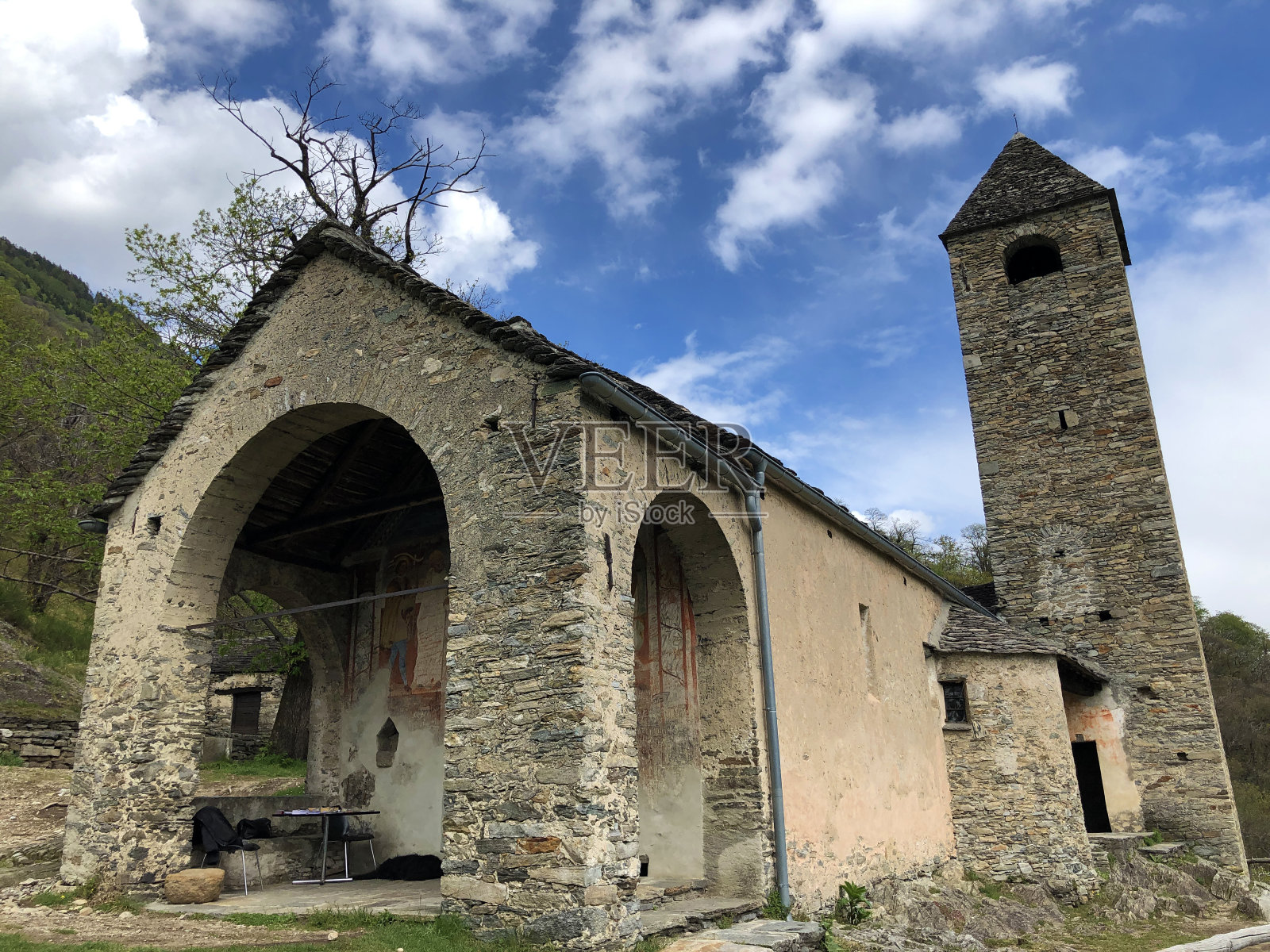 圣贝纳迪诺和吉罗拉莫教堂或 La chiesa di San Bernardo a Monte Carasso照片摄影图片