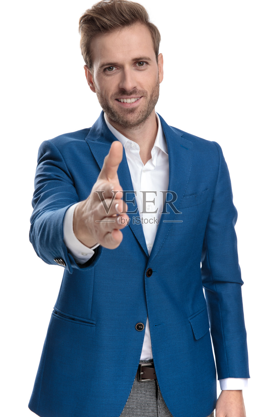 积极随意的人去握手和微笑照片摄影图片