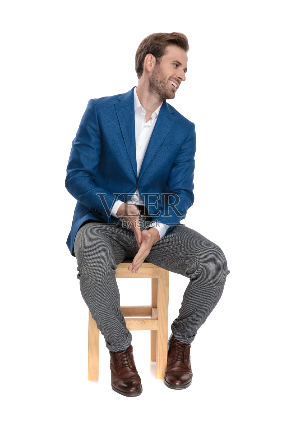 快乐随意的家伙一边笑一边搓手照片摄影图片