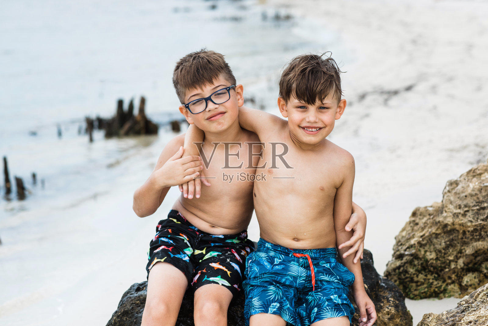 佛罗里达海滩上的两兄弟照片摄影图片