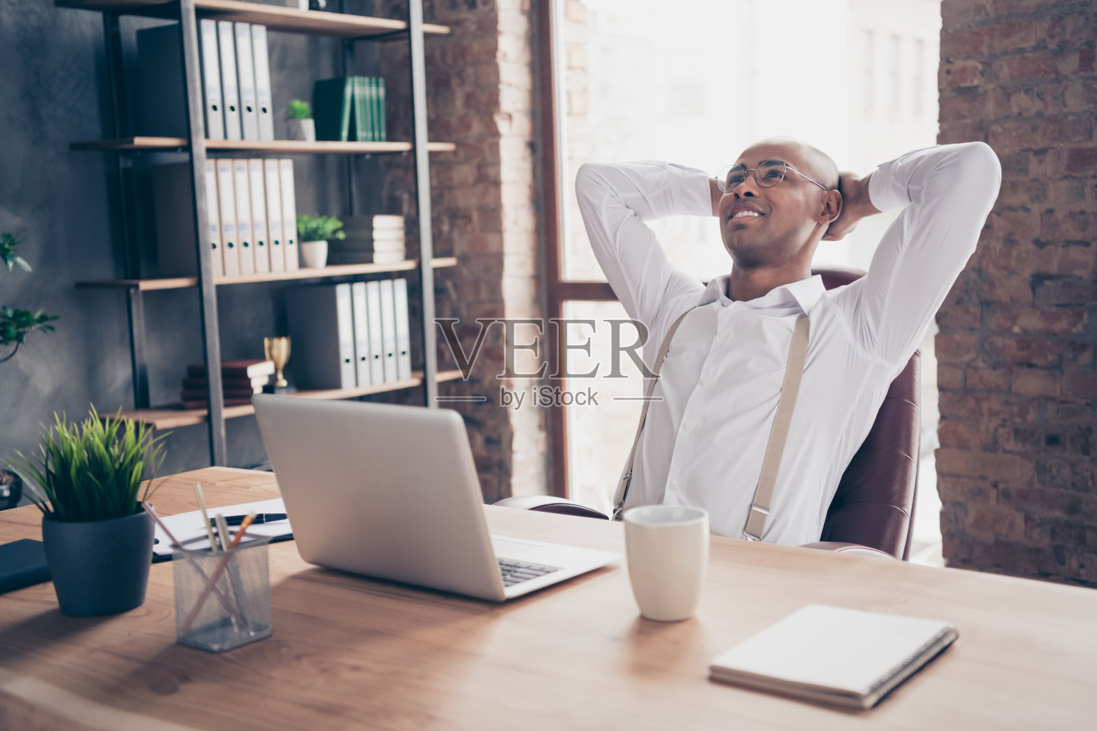 他的肖像他漂亮迷人的时尚开朗自信的奢侈的家伙自由职业者公司创始人鲨鱼正在休息放松在工业阁楼室内工作地点站照片摄影图片