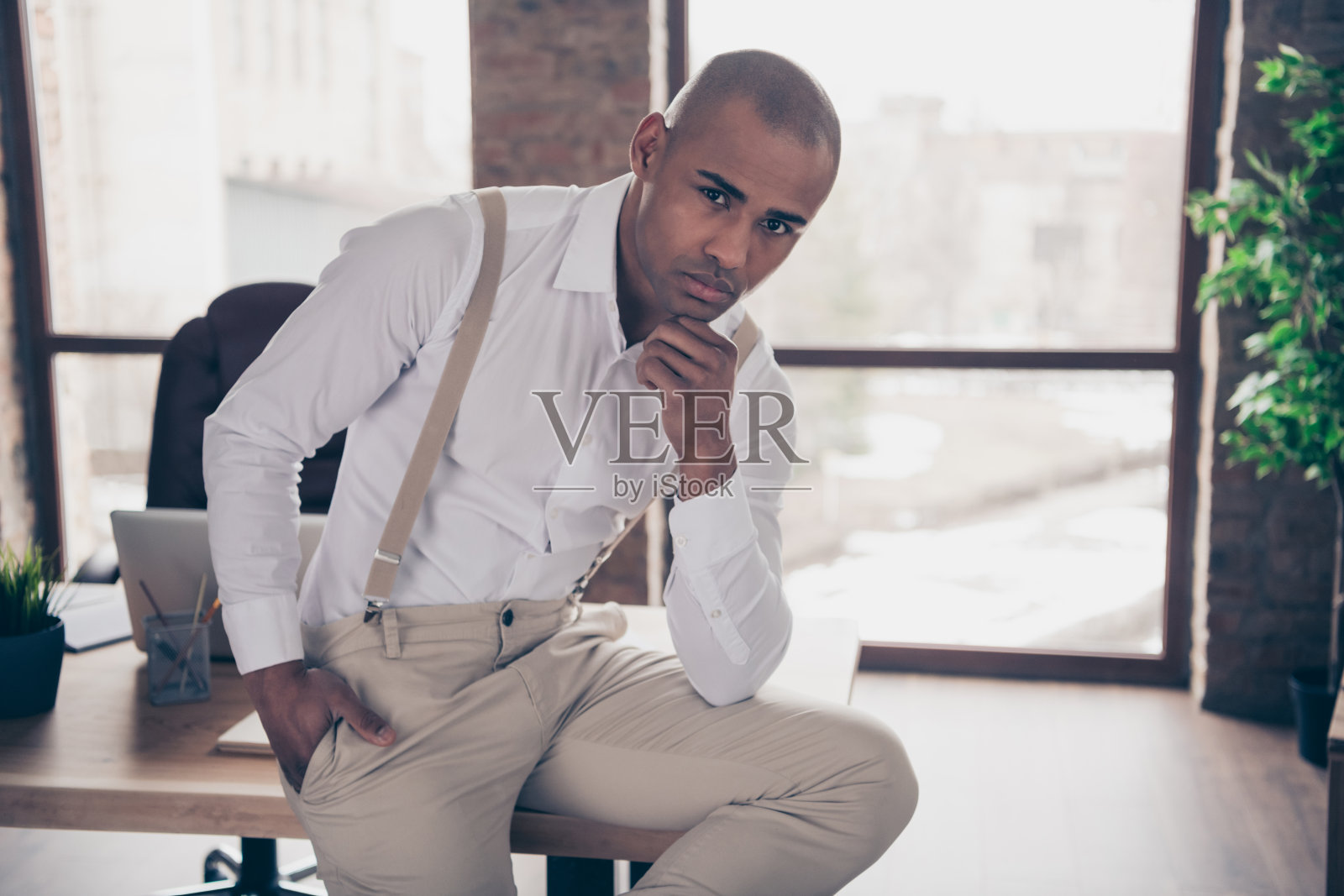 他的肖像他漂亮迷人的时尚自信的内容家伙鲨鱼专家执行顶级董事公司创始人顾问代理经纪人在工业阁楼室内工作地点站照片摄影图片