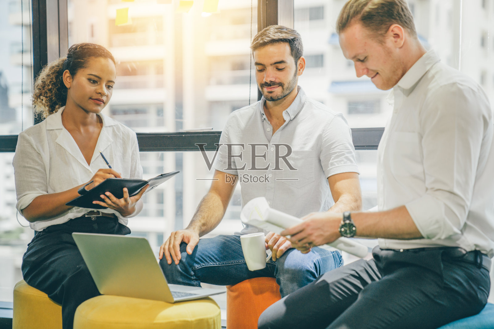 肖像年轻的创意商务人士工作成功的项目与团队商务人士，我们是休闲西装套装工作快乐的行动在现代共同工作空间照片摄影图片