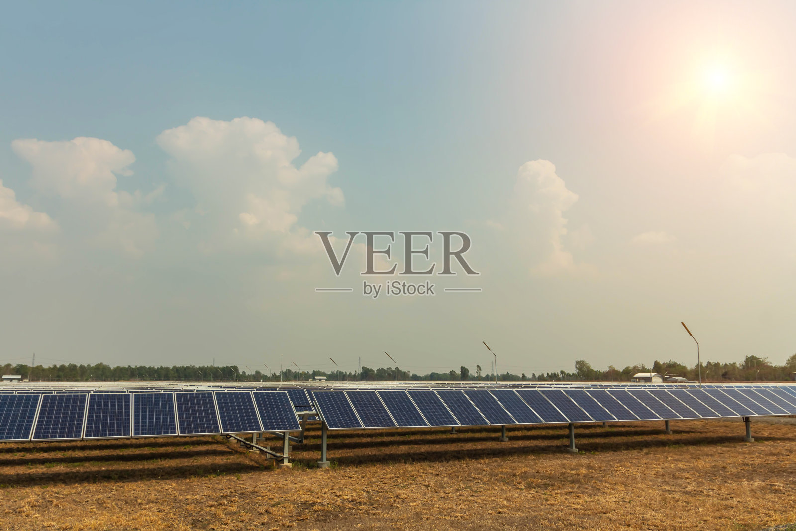 太阳能板，可替代的电力来源，可持续资源的概念，这是一个新的系统，可以产生更多的电力，这是太阳跟踪系统照片摄影图片