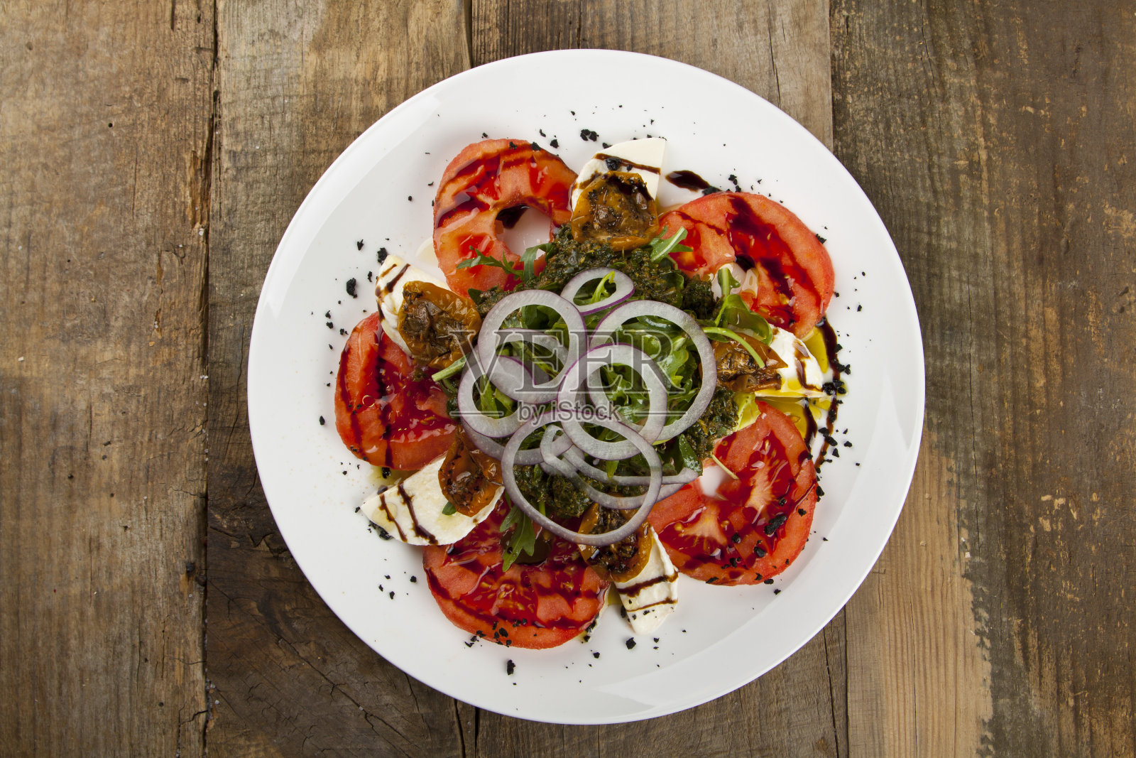 加番茄、芝麻菜、鲜洋葱和奶酪的沙拉照片摄影图片