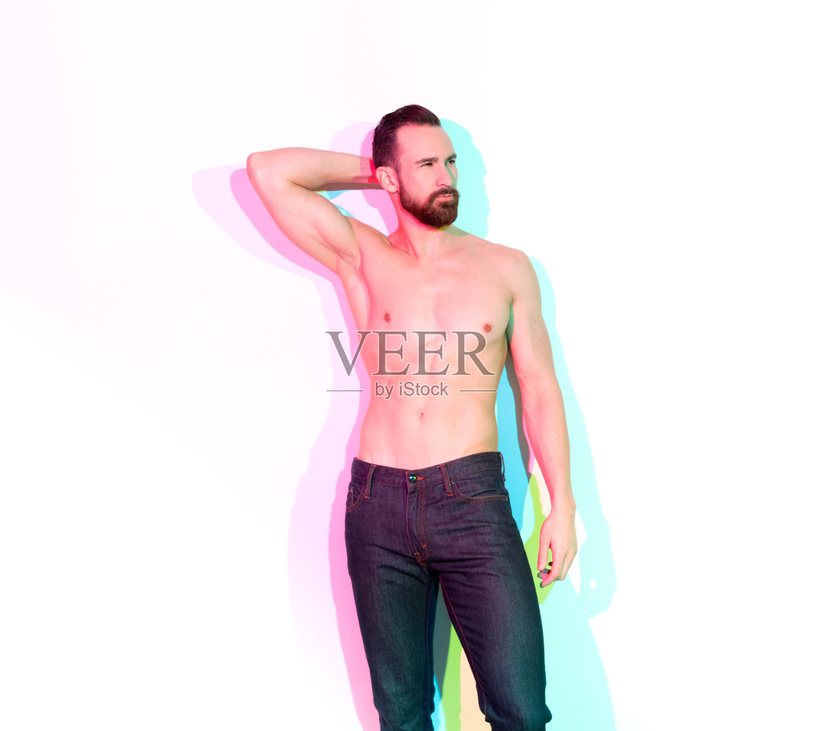 迷人的赤膊男子在白色的背景照片摄影图片