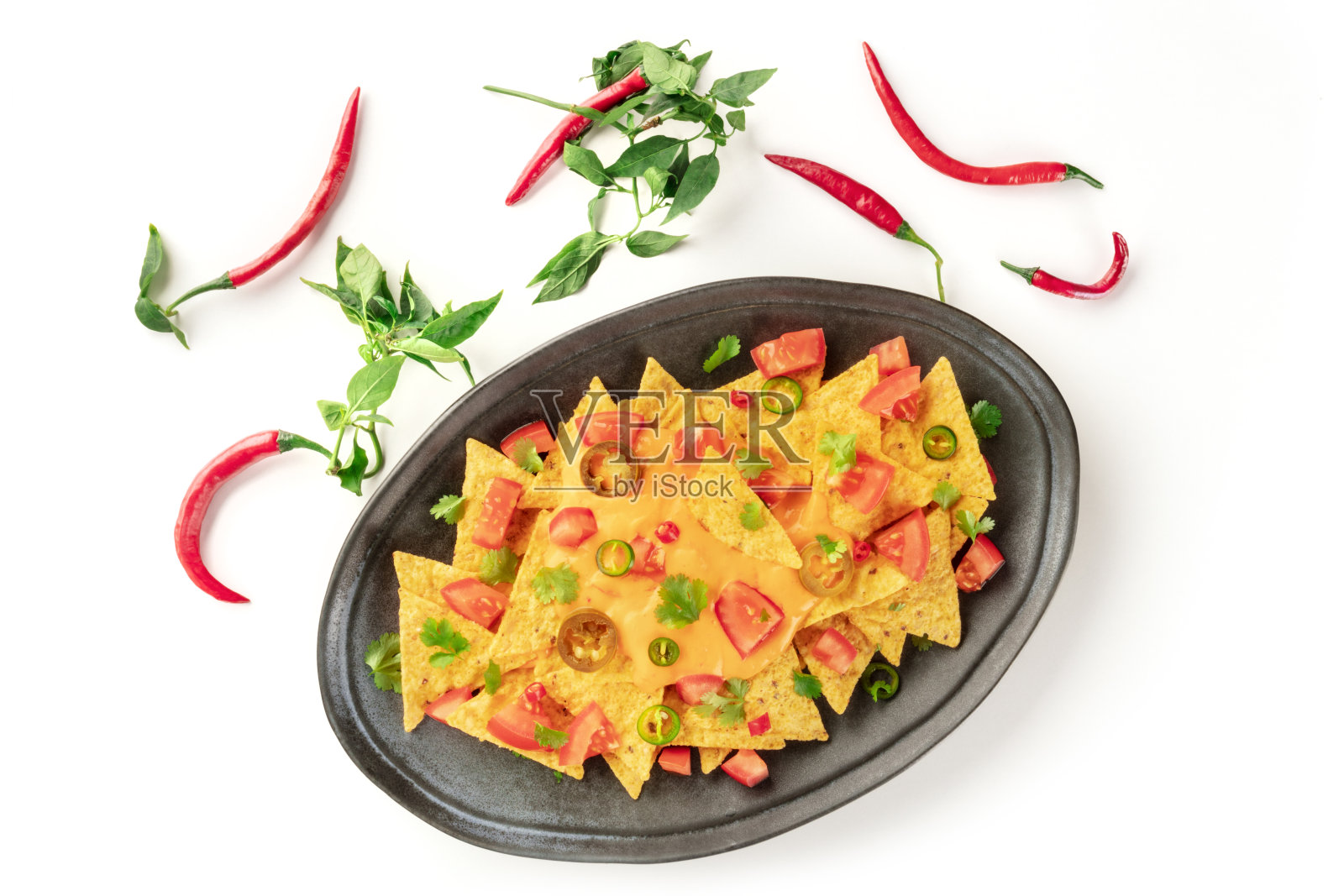 干酪沙司，辣椒和墨西哥胡椒，西红柿，和香菜，上方拍摄的白色背景照片摄影图片