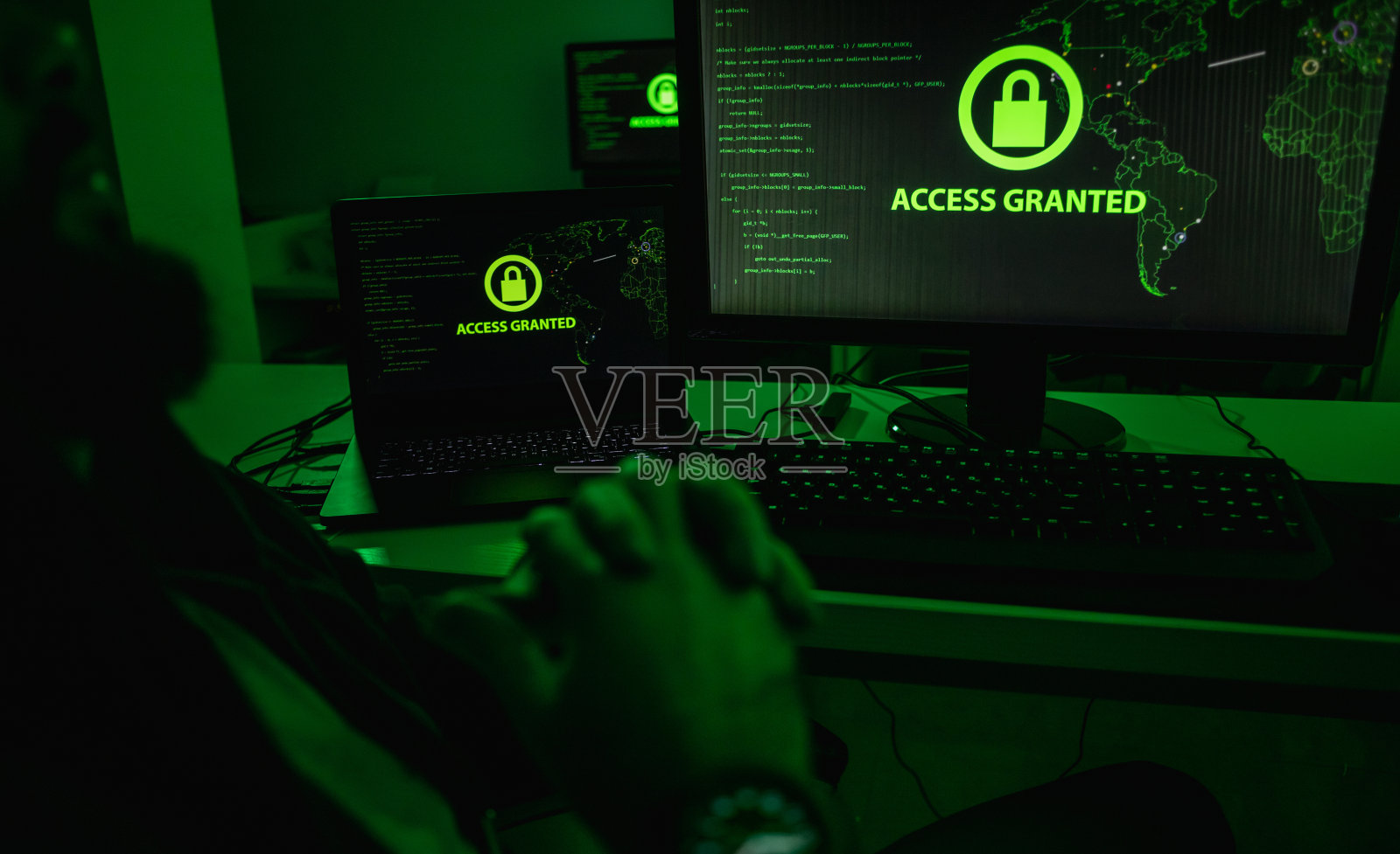 匿名黑客在攻击后休息照片摄影图片