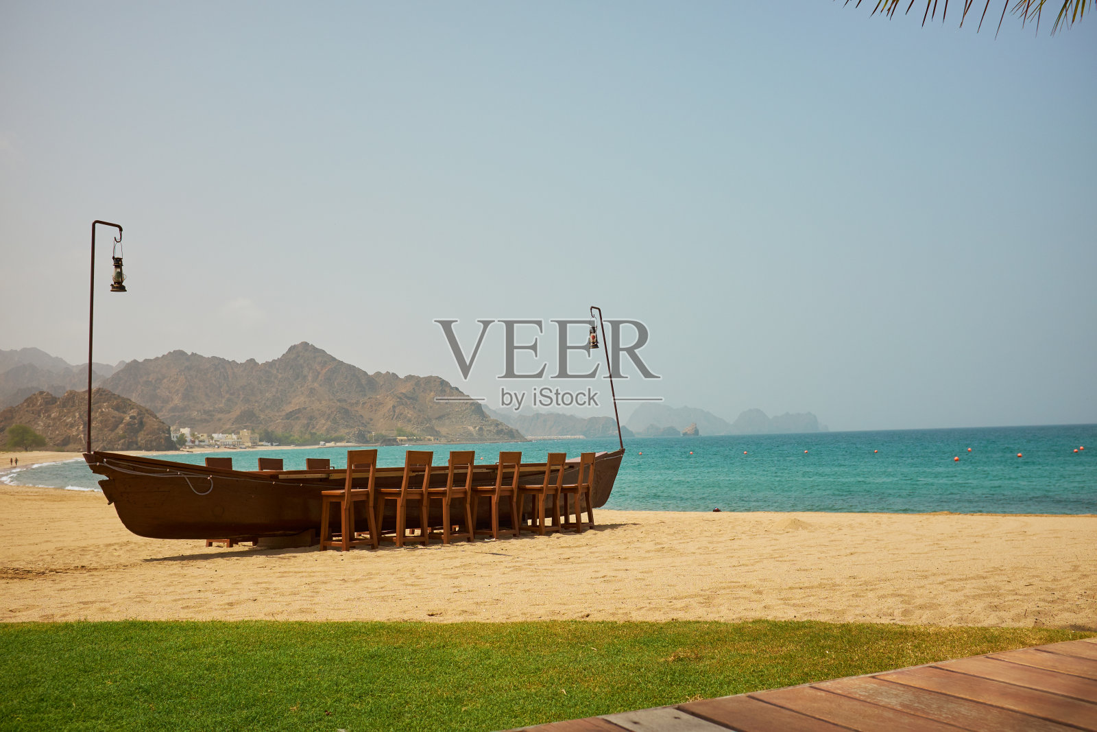 在海滩上的热带餐厅与绿松石海洋的景色照片摄影图片