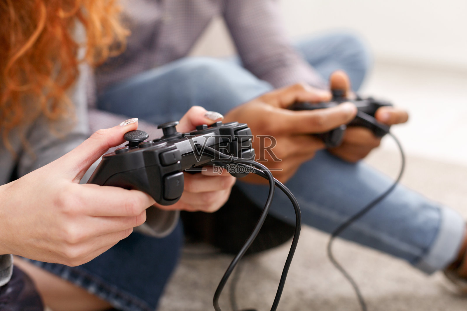 朋友们在玩电子游戏，在家里玩得开心照片摄影图片