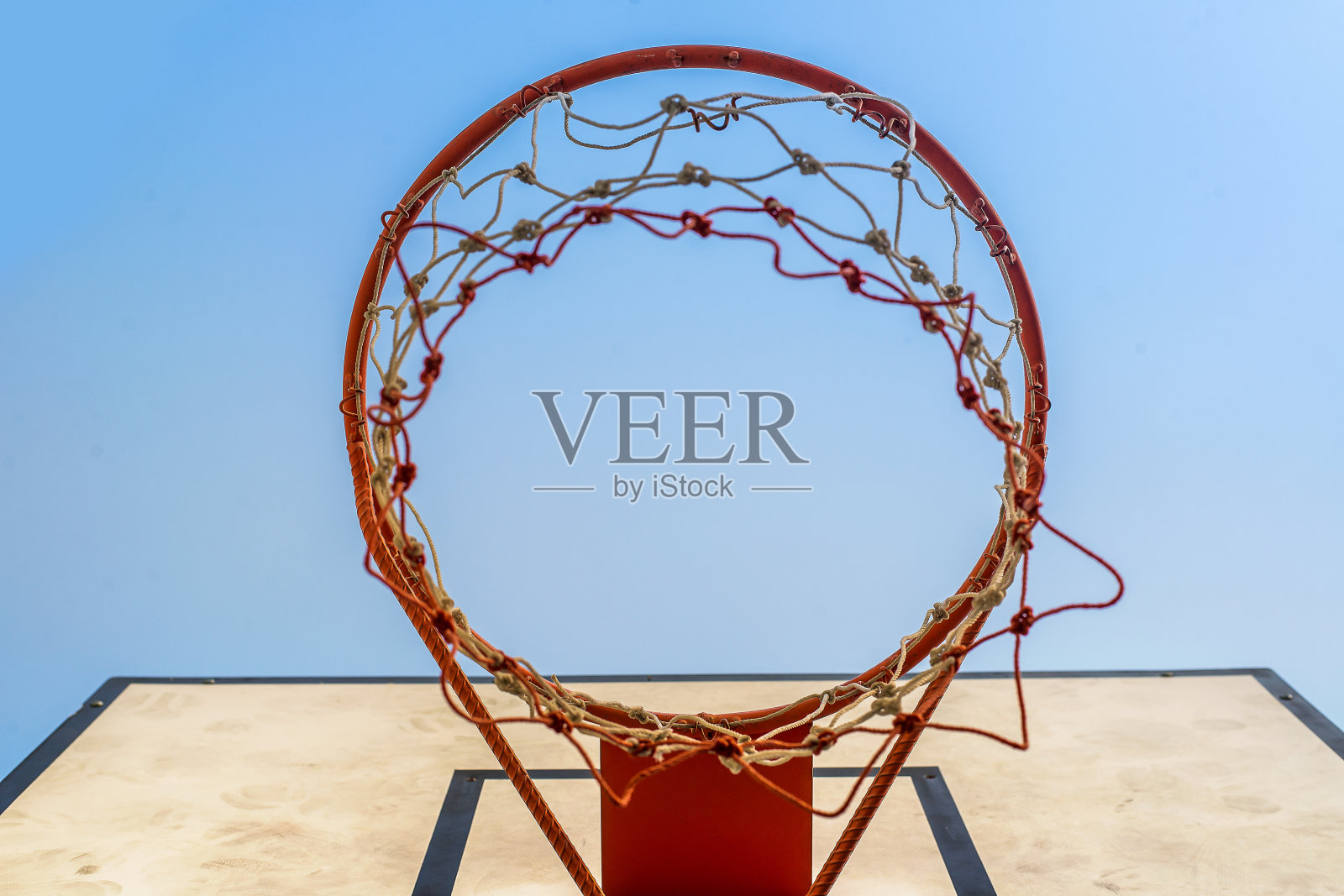 蓝天下的篮球篮照片摄影图片