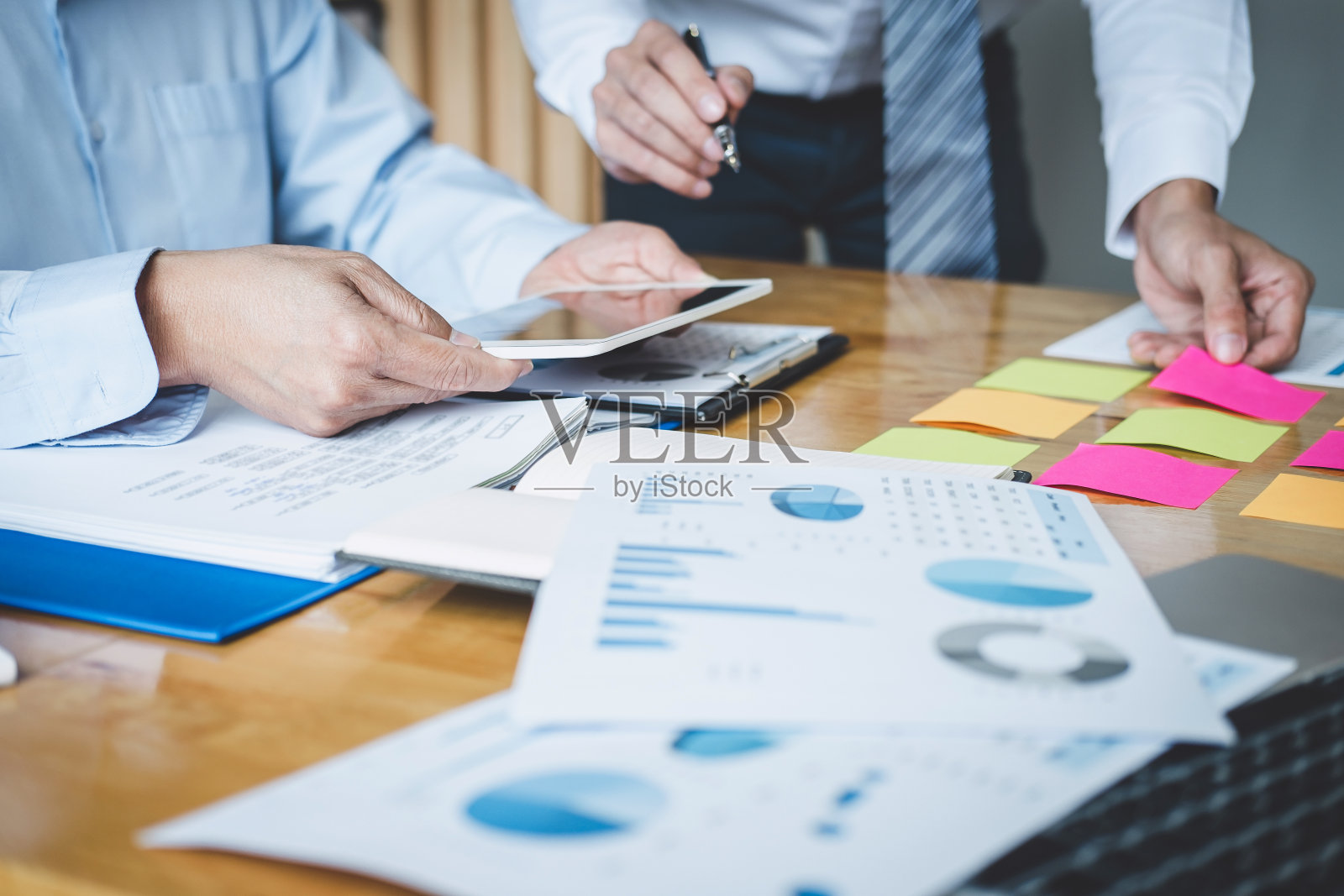 共同工作会议，业务团队会议，在团队，财务，会计，投资中，以财务数据和市场增长报告图表来讨论工作分析照片摄影图片