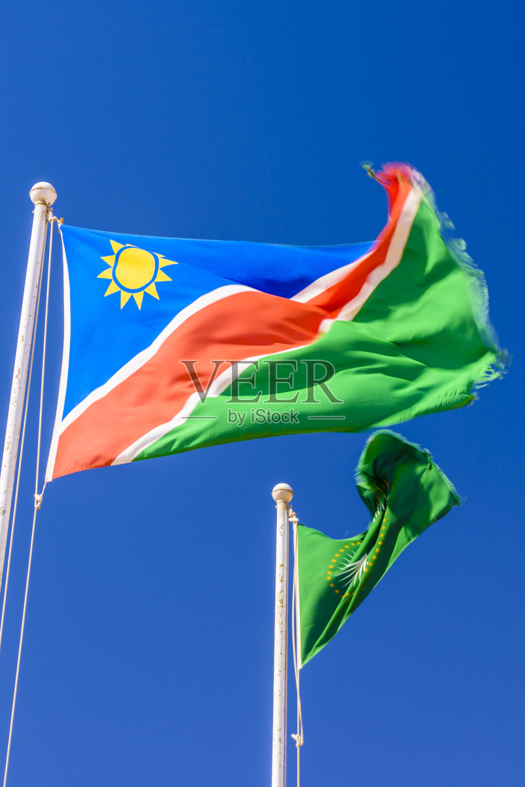 蓝天下飘扬的纳米比亚国旗照片摄影图片