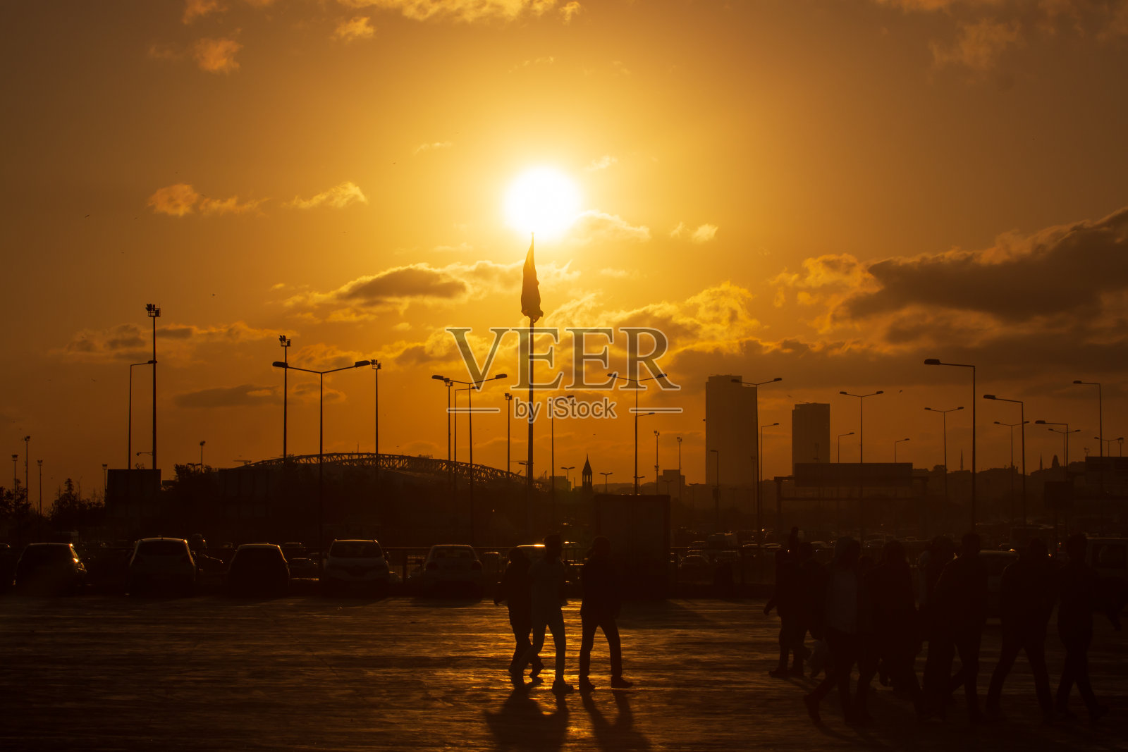 土耳其国旗在前景，日落的博德鲁姆海洋与游艇和圣彼得城堡或博德鲁姆城堡的背景在博德鲁姆，土耳其。照片摄影图片