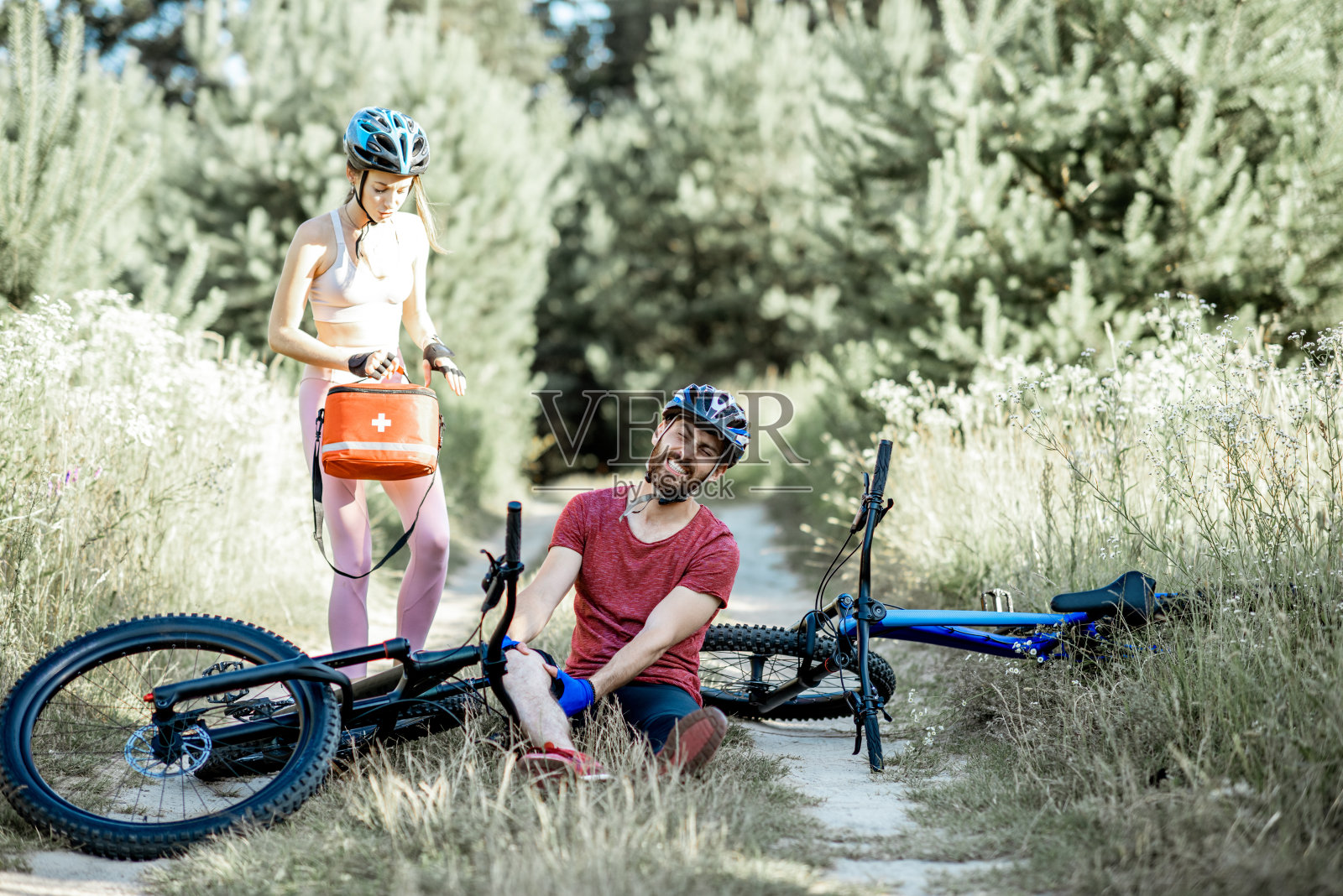 在户外骑自行车时受伤的人照片摄影图片