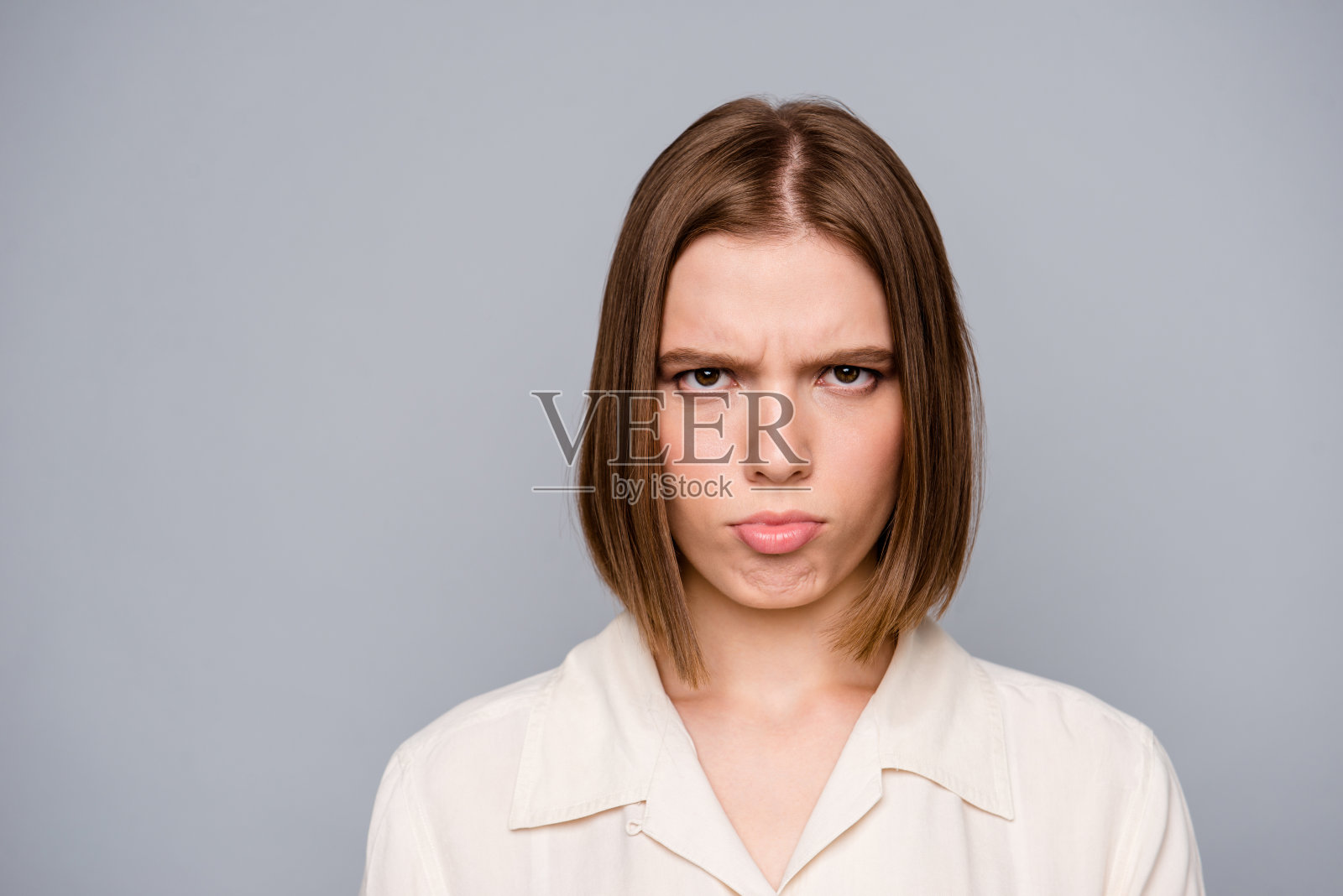 近距离的照片，愤怒，疯狂，美丽，惊人，她，她的女士，理想，完美的外表，冒犯，男朋友忘记了周年情人节要哭穿休闲的白色衬衫孤立的灰色背景照片摄影图片