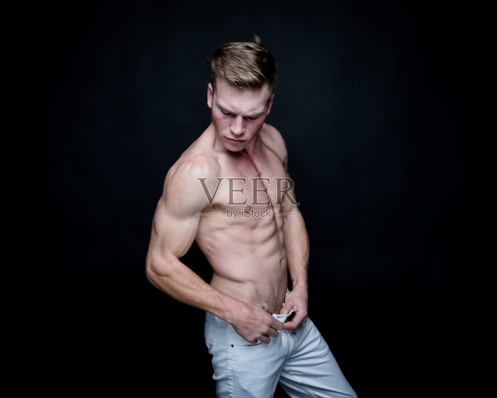 赤裸上身，穿着白色裤子的性感男人照片摄影图片