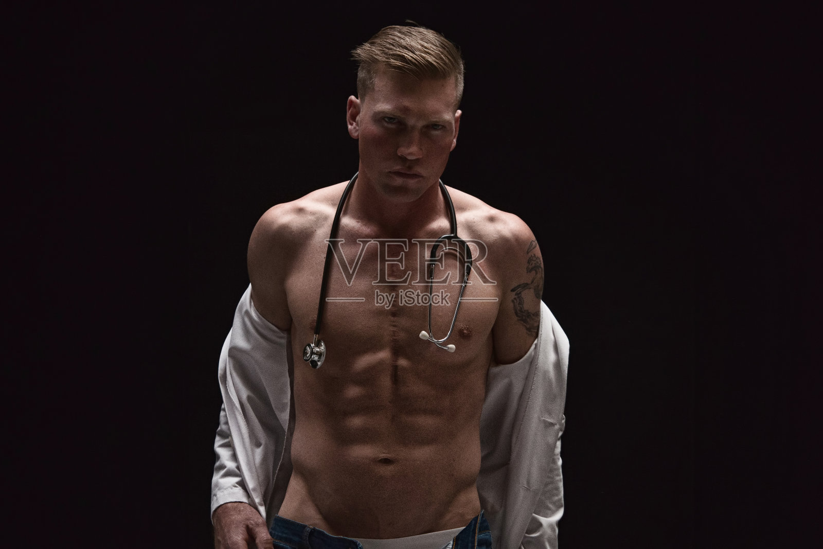 英俊的医生慢慢做脱衣舞照片摄影图片