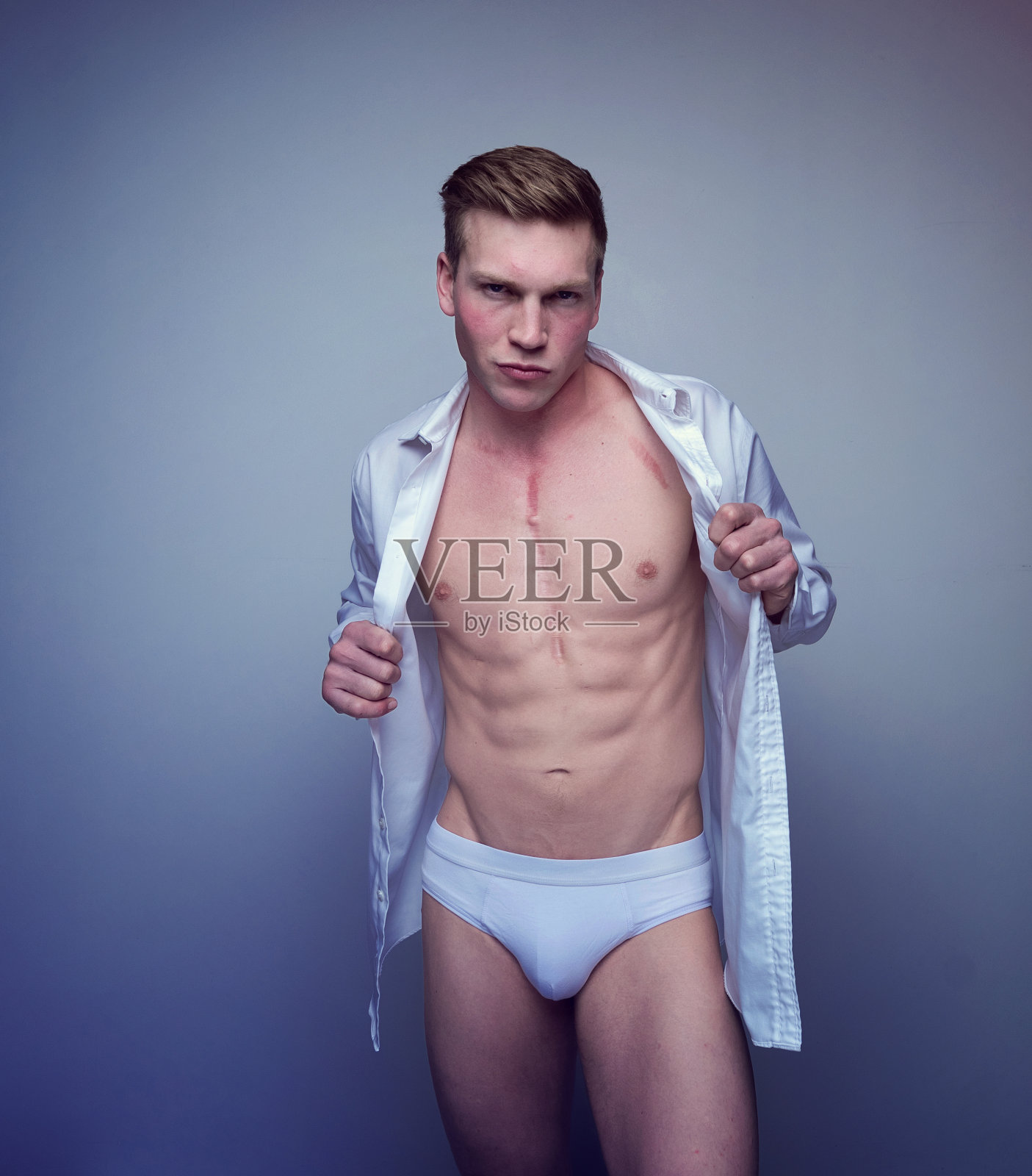 有吸引力的性感男人与白衬衫和内衣照片摄影图片