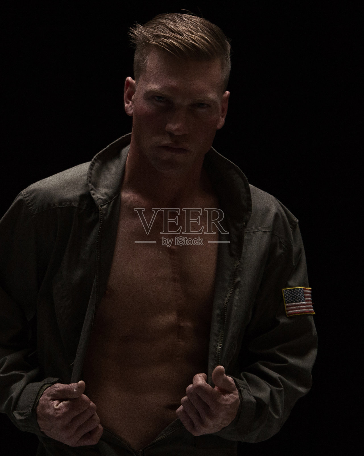 英俊的飞行员照片摄影图片