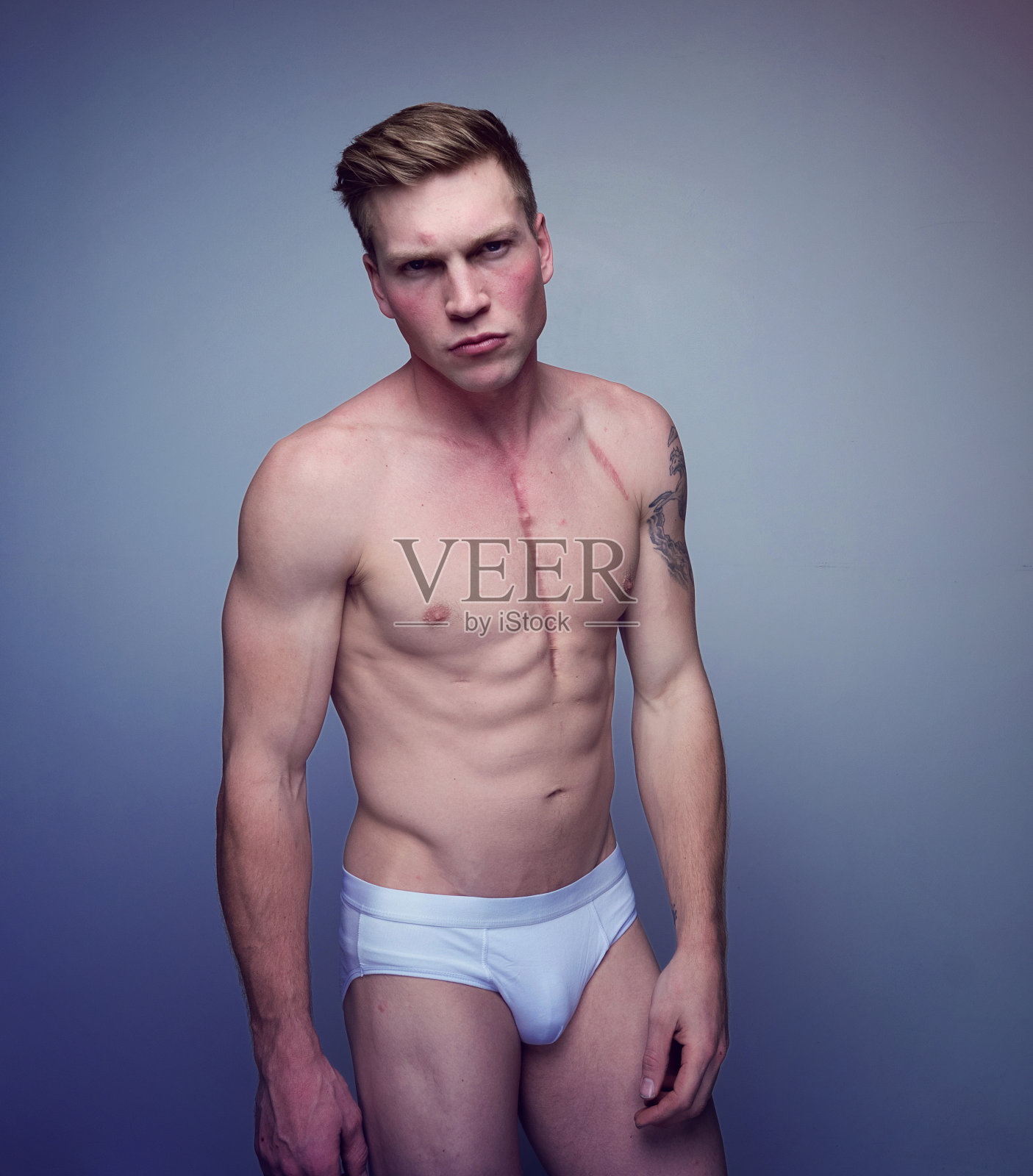 穿着内衣的帅哥照片摄影图片