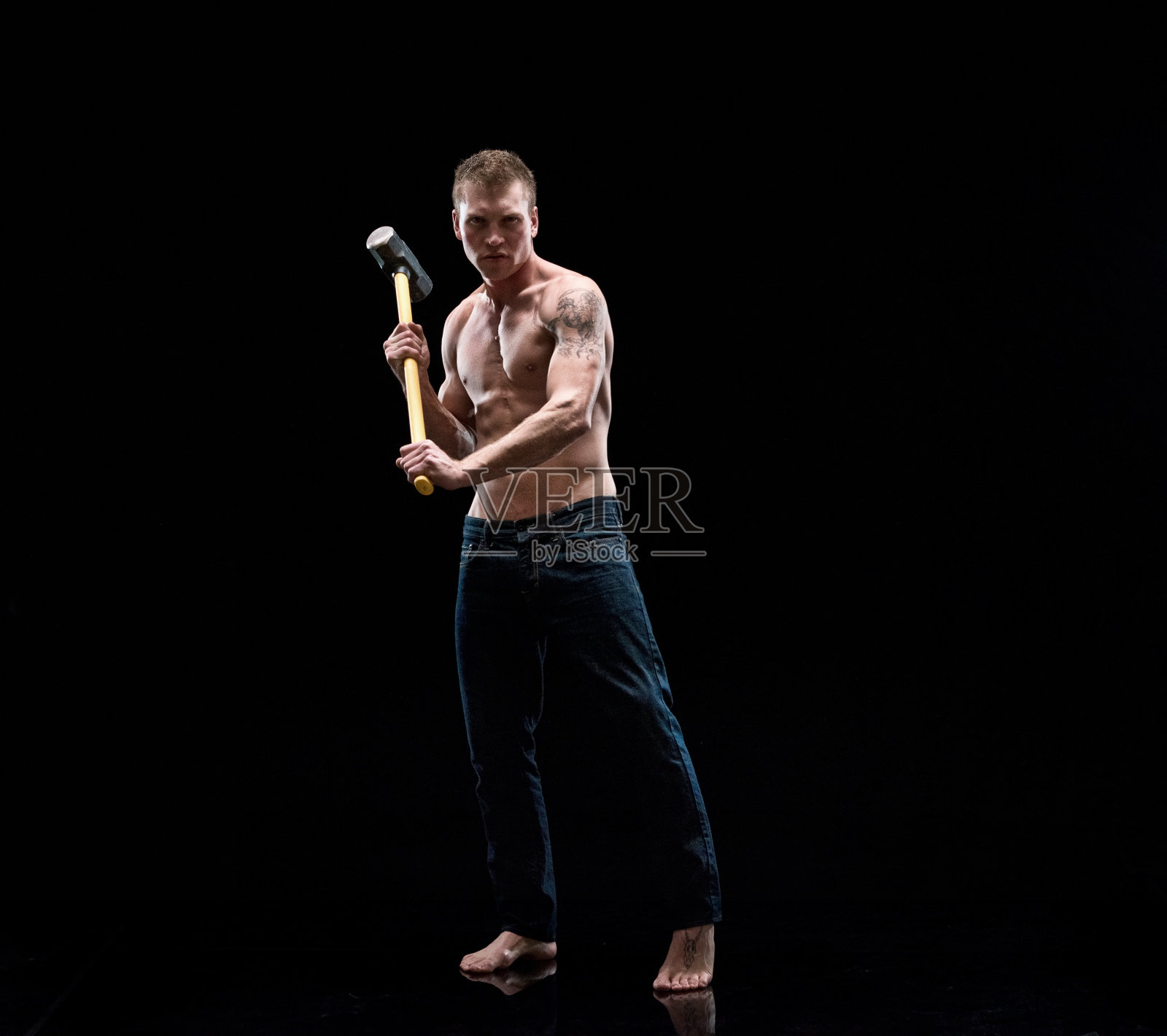 赤膊男子拿着大锤照片摄影图片